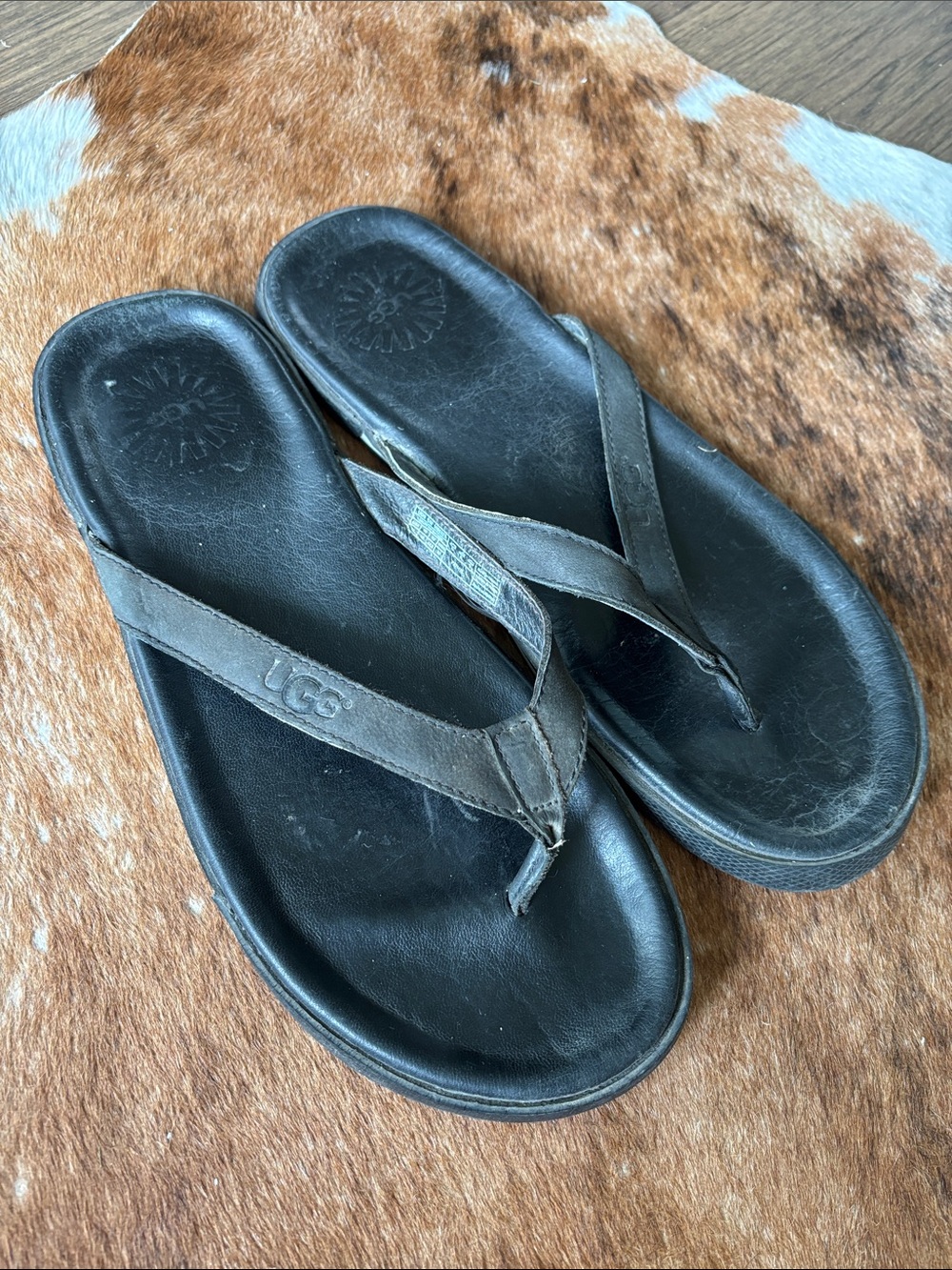 UGG Men's Dark Brown Leather Thong Sandals